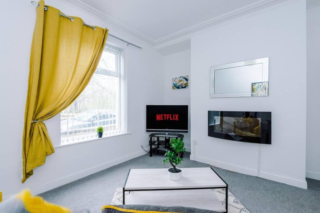 Вилла Long Term Offers Message For Prices Sleeps 6 Adults, Contractors, Relocators, Travellers Галифакс Экстерьер фото