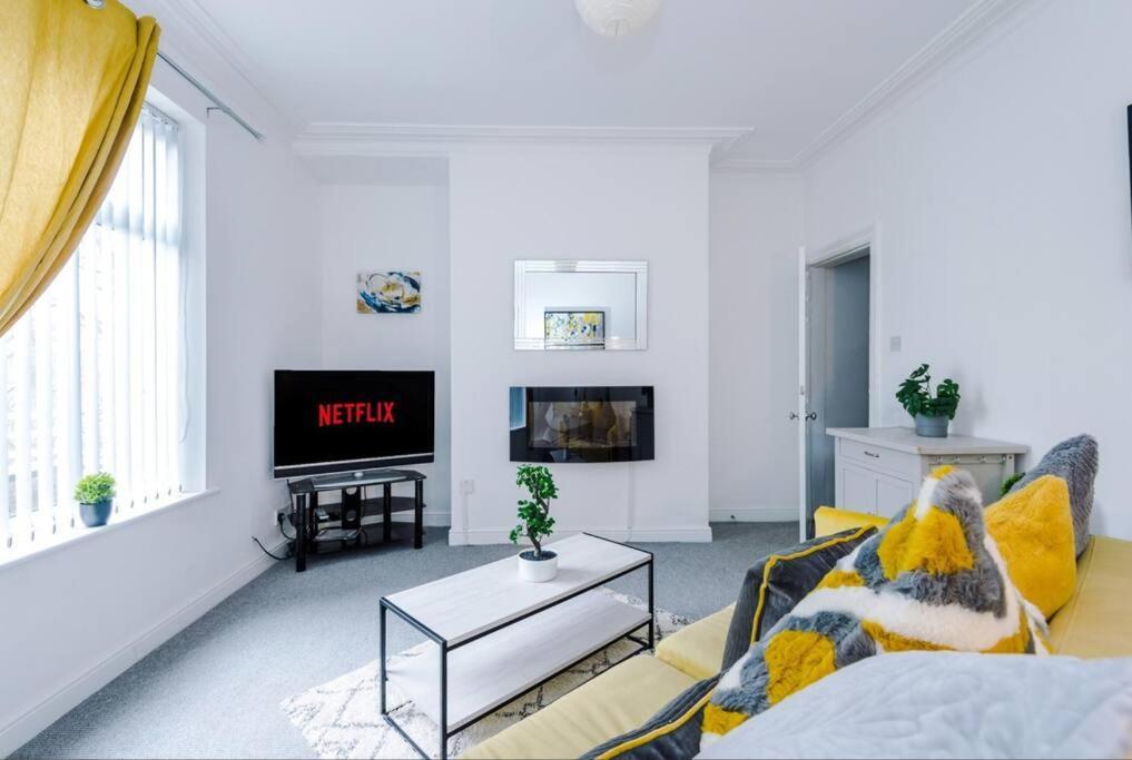 Вилла Long Term Offers Message For Prices Sleeps 6 Adults, Contractors, Relocators, Travellers Галифакс Экстерьер фото